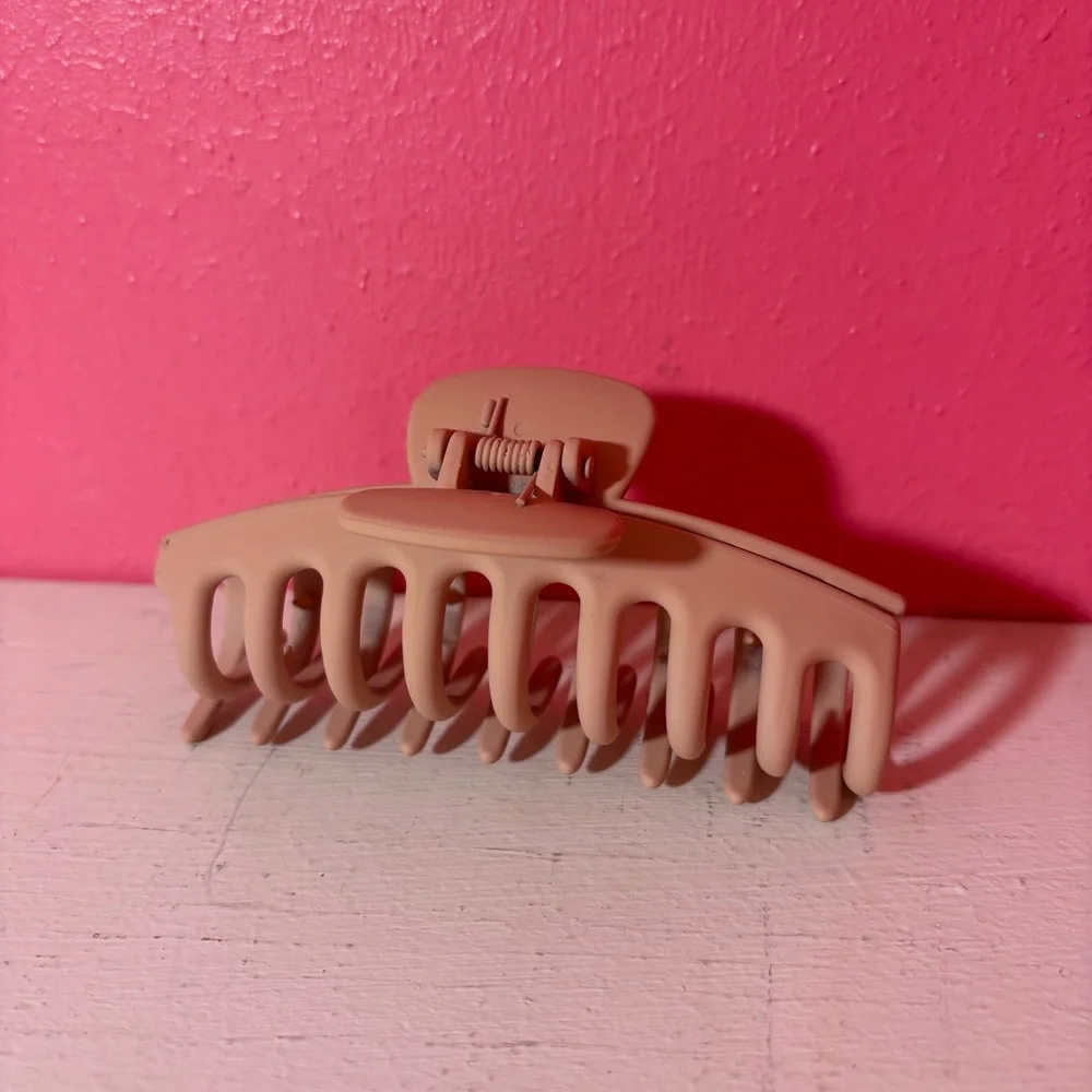 Urban Outfitters Marley Chic Tan Hair Claw Clip EUC - Picture 5 of 6